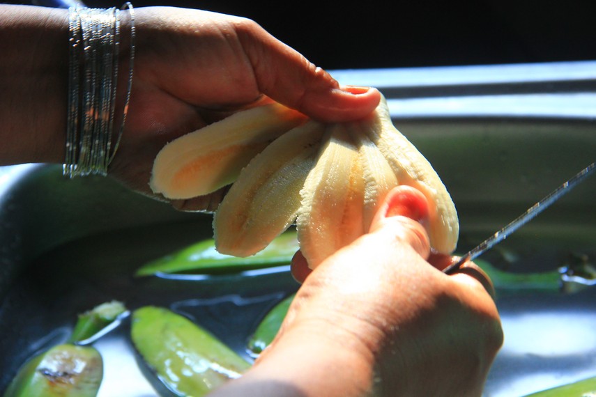 Sepintas tak ada yang berbeda antara pisang goreng Manado dengan pisang goreng pada umumnya, termasuk cara pembuatannya