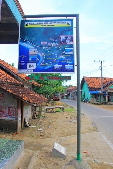 Gua Lalay terletak di Kampung Cipanas, Desa Sawarna, Lebak, Banten