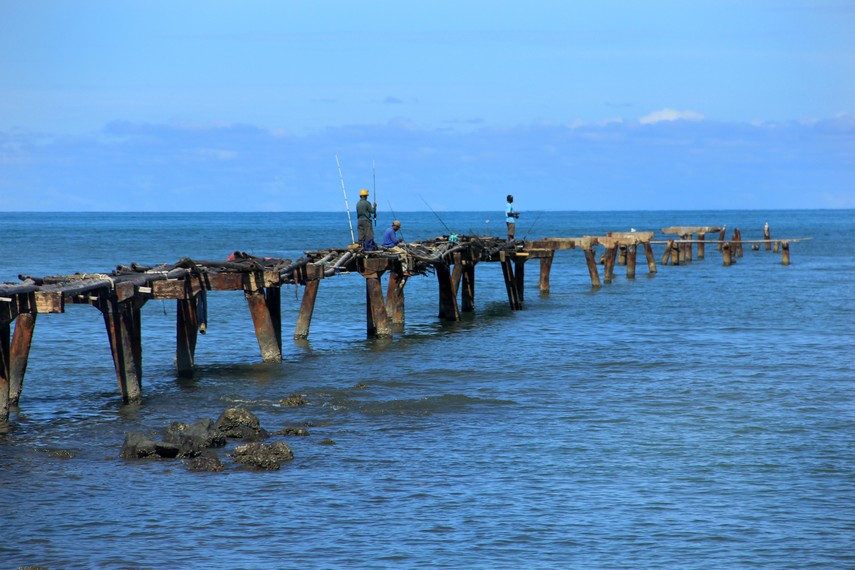 Jembatan bekas stasiun pengisian kapal timah menjadi pemandangan menarik di Pantai Olie Pier
