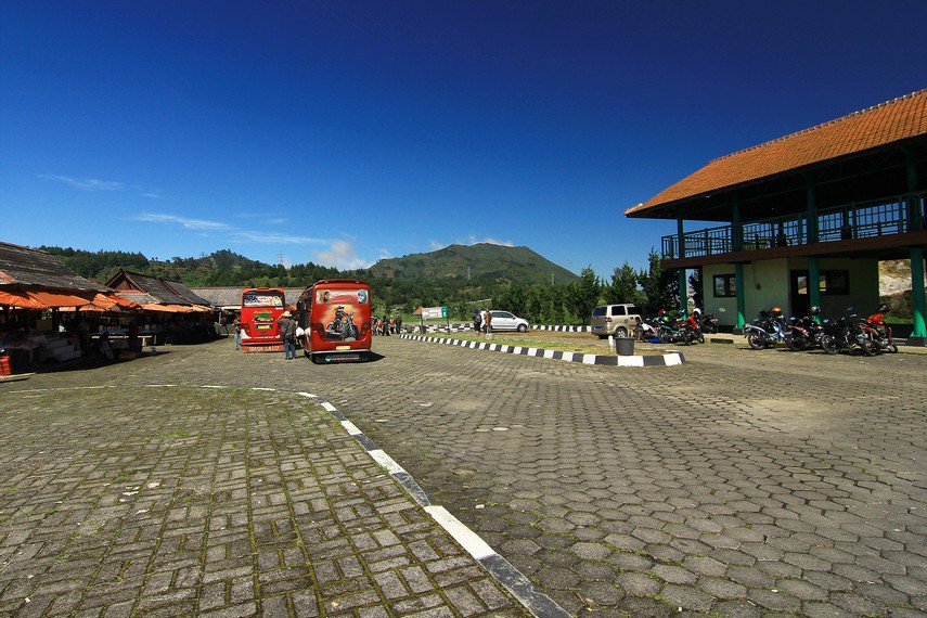 Kawah Sikidang berada di Desa Dieng Kulon, Kecamatan Batur, Kabupaten Banjarnegara