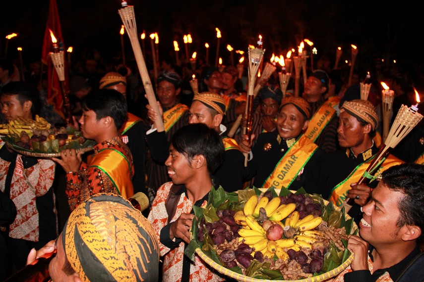 Malam satu suro dianggap sakral oleh masyrakat Jawa seperti di Yogyakarta dan Solo