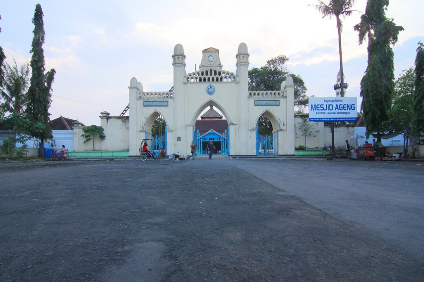 Masjid Agung Surakarta, dahulu bernama Masjid Ageng Keraton Hadiningrat, merupakan bangunan penting dalam penyebaran Islam di Solo