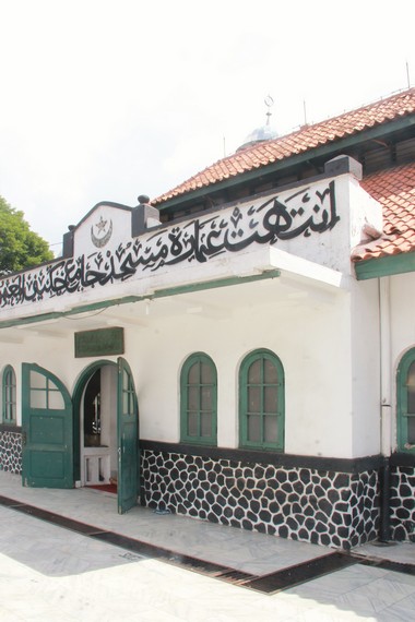 Masjid Al Makmur didirikan pada tahun 1860 di atas lahan milik Raden Saleh