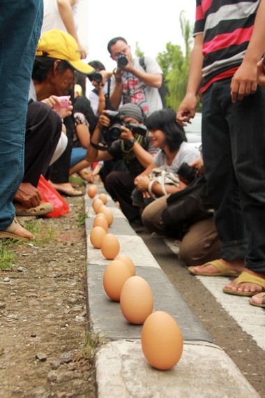 Mendirikan telur menjadi salah satu tradisi saat perayaan pehcun di komunitas Boen Tek Bio, Sungai Cisadane