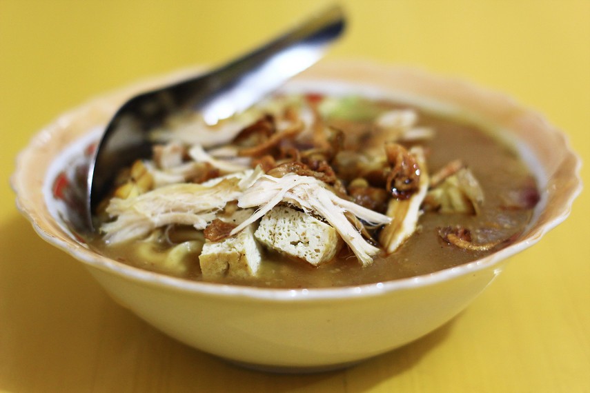 Mie ongklok merupakan kuliner khas masyarakat Wonosobo. Saat disajikan, hampir seluruh permukaan tempat saji ditutupi bumbu berwarna cokelat