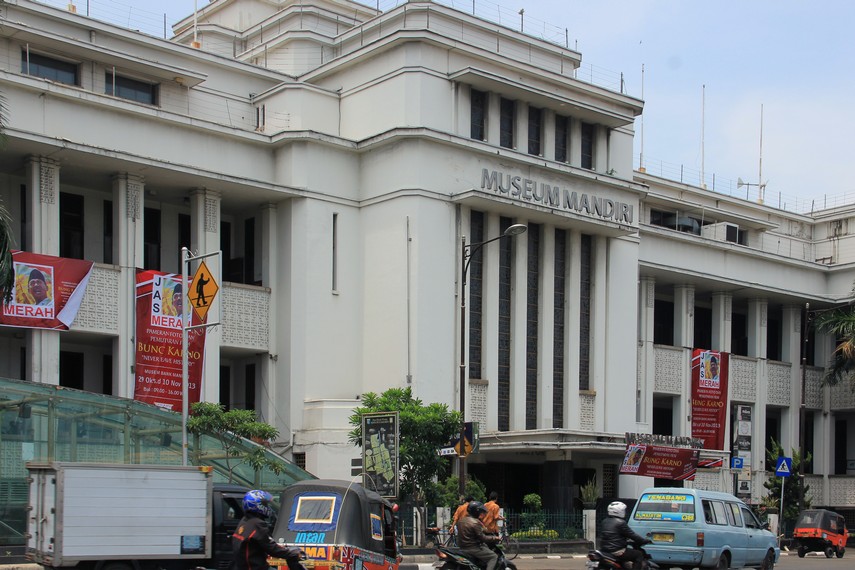 Museum Bank Mandiri berlokasi di Jalan Lapangan Stasiun No. 1
