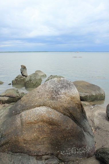Pantai Batu Dinding terletak di daerah Belinyu, Bangka