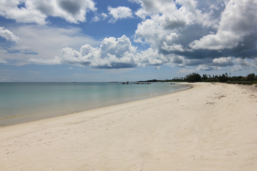Pantai Mabai berada dalam satu kawasan dengan Pantai Tanjung Kelayang dan Pantai Tanjung Tinggi