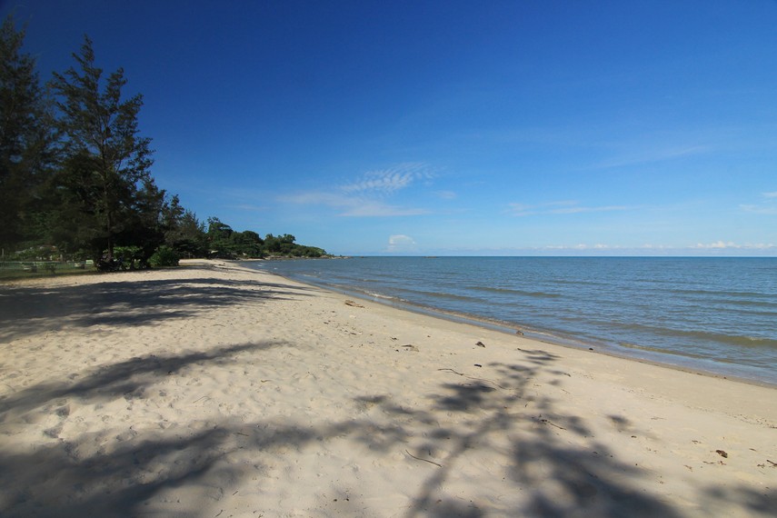 Pantai Nyiur Melambai menjadi salah satu pantai yang wajib dikunjungi di daerah Manggar, Belitung Timur