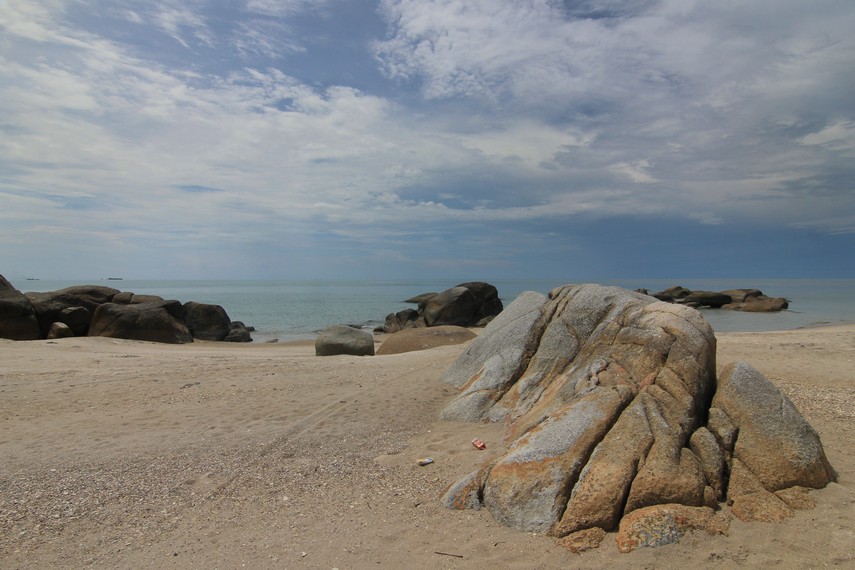 Pantai Rambak terletak di Desa Rambak, Kota Sungailiat, Bangka