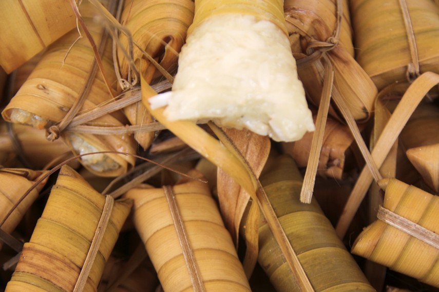 Pembungkus lepet menggunakan janur, yaitu daun pohon kelapa yang masih muda