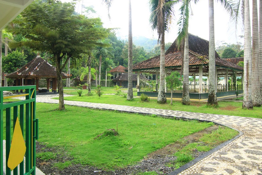 Sapta Tirta Pablengan terletak di Desa Pablengan, Kecamatan Matesih, Karanganyar. Sekitar 3 kilometer dari pusat Kota Karanganyar