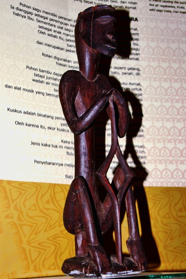 Patung asmat adalah salah satu contoh karya seni rupa murni yang berasal dari daerah