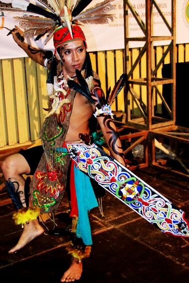 Sama halnya dengan mandau, talawang juga merupakan benda budaya yang lahir dari kepercayaan masyarakat Suku Dayak terhadap hal-hal magis