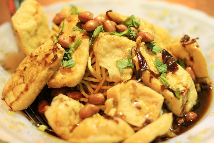 Tahu kupat merupakan salah satu kuliner khas Solo. Dua bahan utama di makanan ini adalah tahu dan kupat