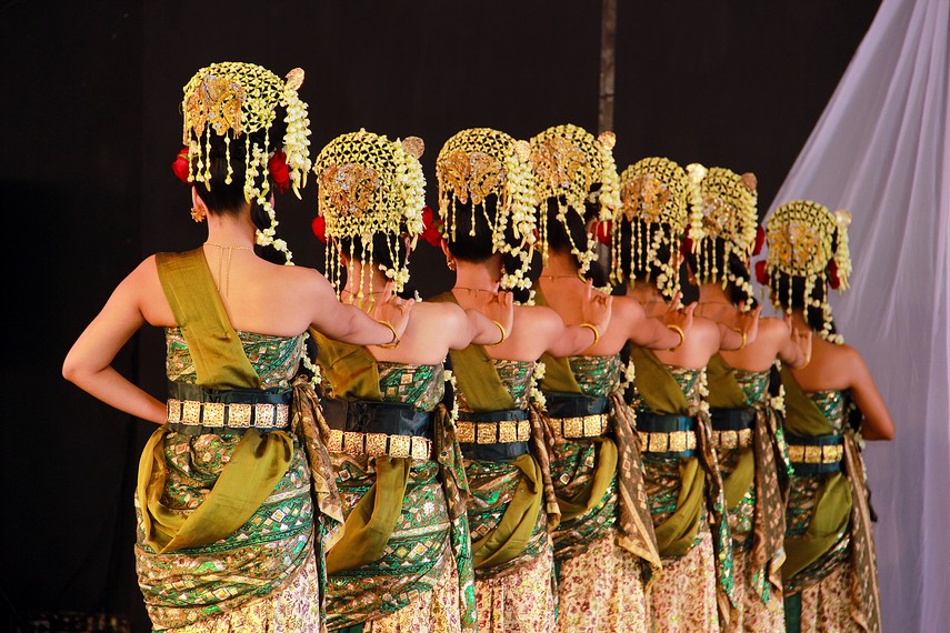 Tari iswara gandrung dibuka dengan para penari yang berbaris membelakangi panggung