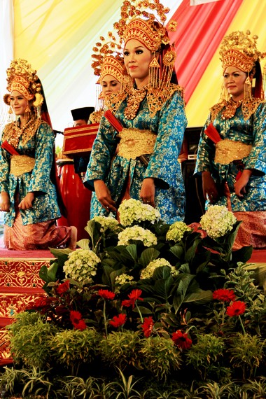 Tari persembahan merupakan tari Melayu Riau yang dipentaskan untuk menghormati tamu undangan yang datang