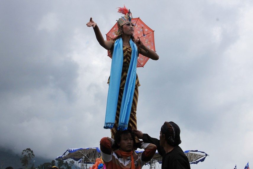 Tari topeng lengger merupakan tari khas dari Wonosobo yang menceritakan kisah asmara Panji Asmoro Bangun dengan Galuh Candra Kirana