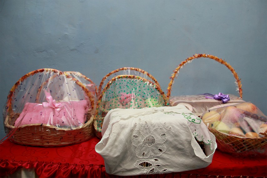 Tipa yang berisi uang dan seserahan untuk mempelai wanita siap dibawa sebagai mas kawin dalam pernikahan adat Belitung