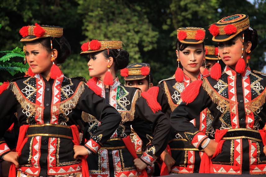 Kontingen Yogyakarta mengenakan pakaian keraton dalam Karnaval Nusantara 2013