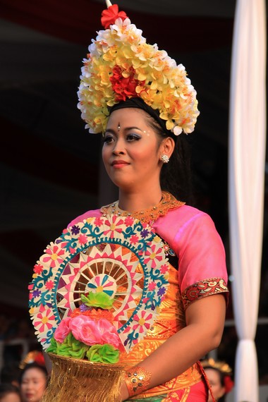 Mahkota bunga menjadi pelengkap pakaian adat perempuan dari Provinsi Bali