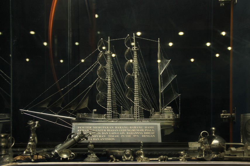 Pewter berbentuk kapal phinisi dijual dengan harga mencapai belasan juta rupiah