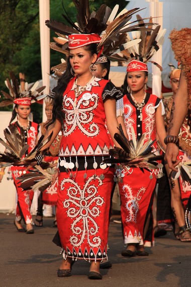 Pakaian adat perempuan Dayak, Kalimantan Barat, yang menggunakan mahkota bulu burung tingang