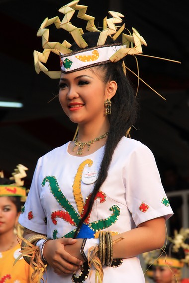 Pakaian adat perempuan Kalimantan Selatan dilengkapi dengan mahkota janur