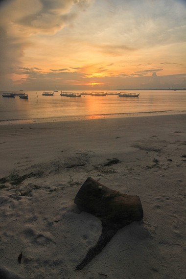 Menyaksikan matahari terbit di Pantai Tanjung Kelayang menjadi aktivitas menyenangkan di pagi hari