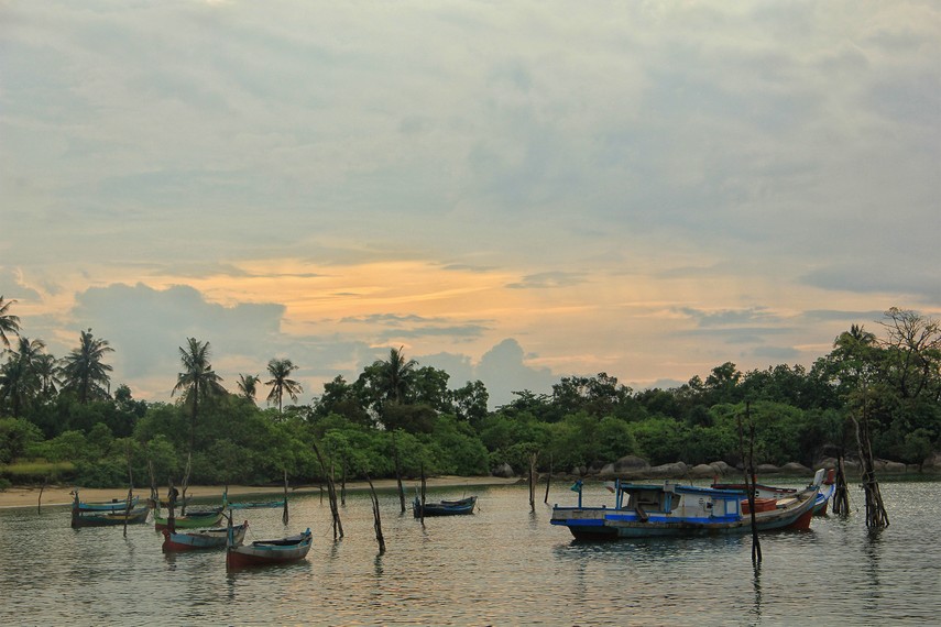 Warna-warni kapal nelayan menjadi pemandangan unik di Pantai Teluk Limau