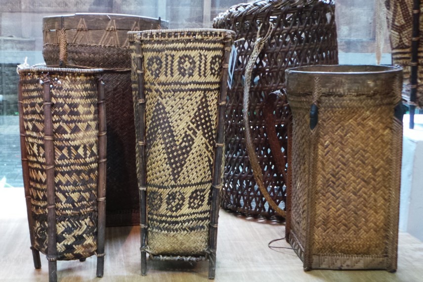 Bentuk-bentuk kerajinan tangan khas Kalimantan Timur seperti nampan tray, cahung, saung seling, raung tamar, solong penias, reing atau keranjang