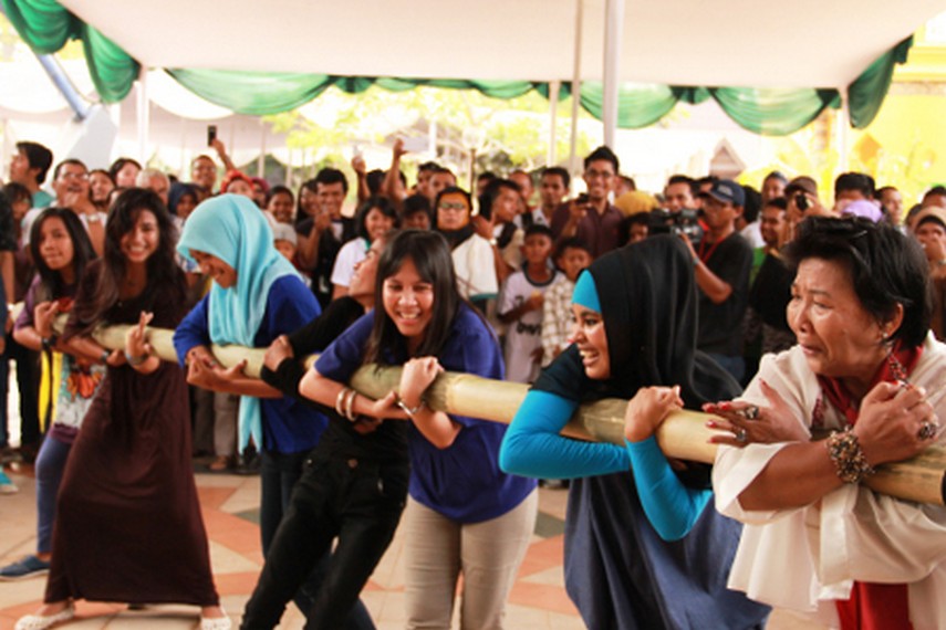 Bambu gila merupakan permainan tradisional yang berkembang dalam masyarakat Maluku