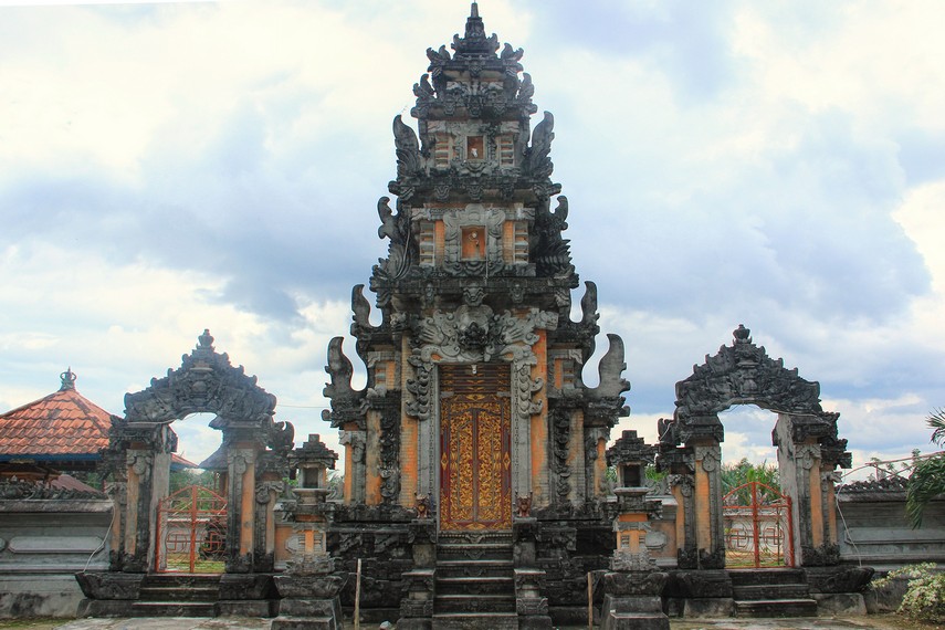 Bangunan pura yang berdiri kokoh di Kampung Bali menjadi salah satu daya tarik keberadaan Kampung Bali di Belitung