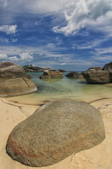Batu-batu granit di Pantai Tanjung Tinggi dapat dinaiki pengunjung untuk melihat pemandangan indah di sekeliling pantai
