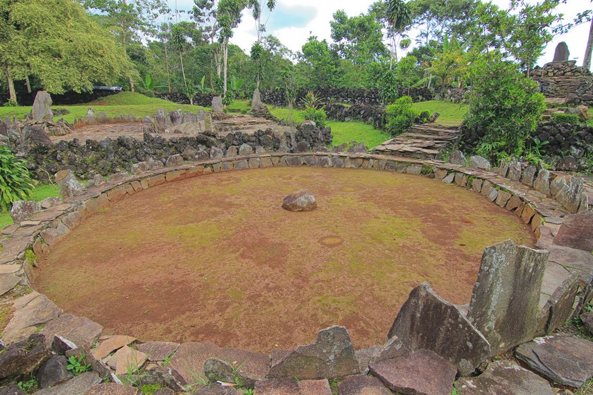 Batu gelang merupakan tempat upacara dalam berhubungan dengan arwah nenek moyang