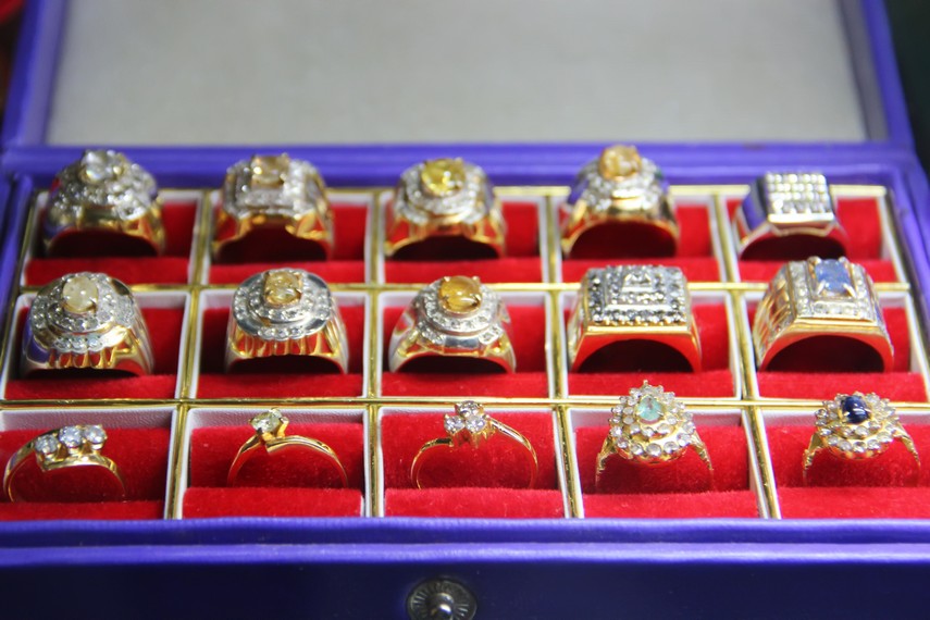 Cincin-cincin berhiaskan batu mulia menjadi daya tarik bagi wisatawan yang berkunjung ke Kota Martapura