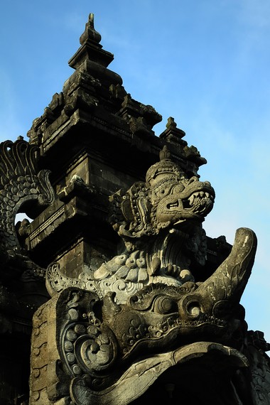 Gerbang masuk di selatan monumen berbentuk kepala Naga Basuki dan Bedawang Akupa yang berasal dari mitologi perebutan Tirtha Amerta