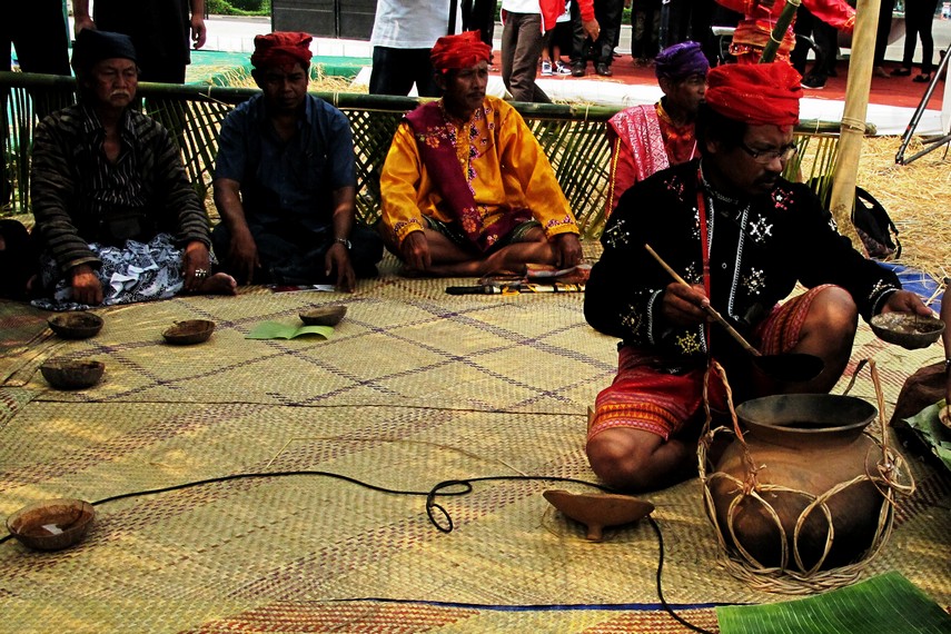 Dalam perayaan <i>vunja ada mpae</i>, turut diundang orang-orang dari desa tetangga. Prosesi ini dinamakan <i>maeko</i>