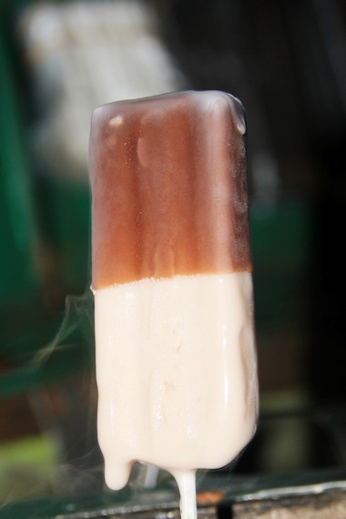Es goyang kini memiliki variasi rasa yang beragam, seperti stoberi, coklat, durian, dan alpukat