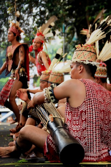 <i>Gendang beriak</i> merupakan pertunjukan gendang Suku Dayak yang biasa dipentaskan ketika menyambut tamu kehormatan