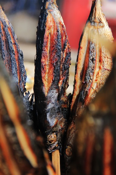 Ikan asap Pulau Serangan memiliki tekstur daging yang kering tetapi empuk, dengan tingkat kelembaban yang merata