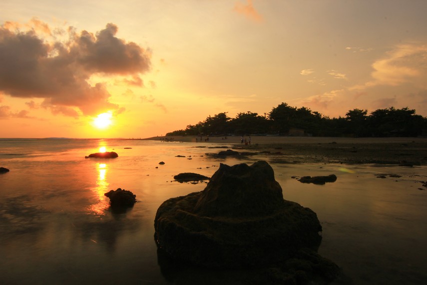 Pantai Cibuaya memiliki sajian indah di saaat senja berupa panorama matahari tenggelam