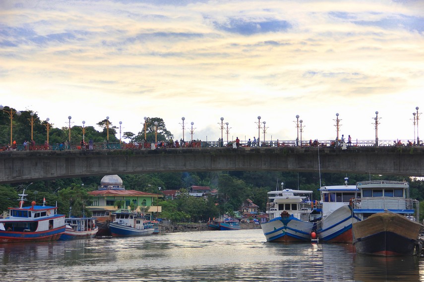 Jembatan Siti Nurbaya memiliki panjang 60 meter dengan hiasan lampu di bagian tepinya