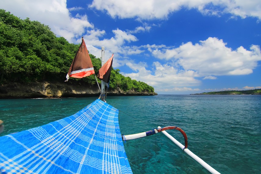 Perahu jukung menjadi salah satu sarana untuk menjangkau lokasi <i>snorkeling</i> yang menawan