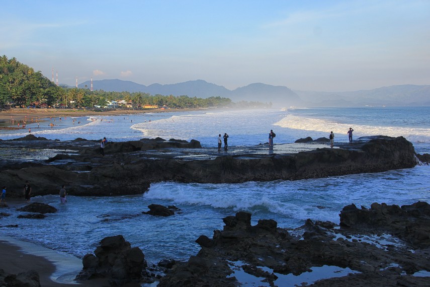 Pantai Karang Hawu memiliki ciri khas berupa bukit karang yang menjorok ke laut