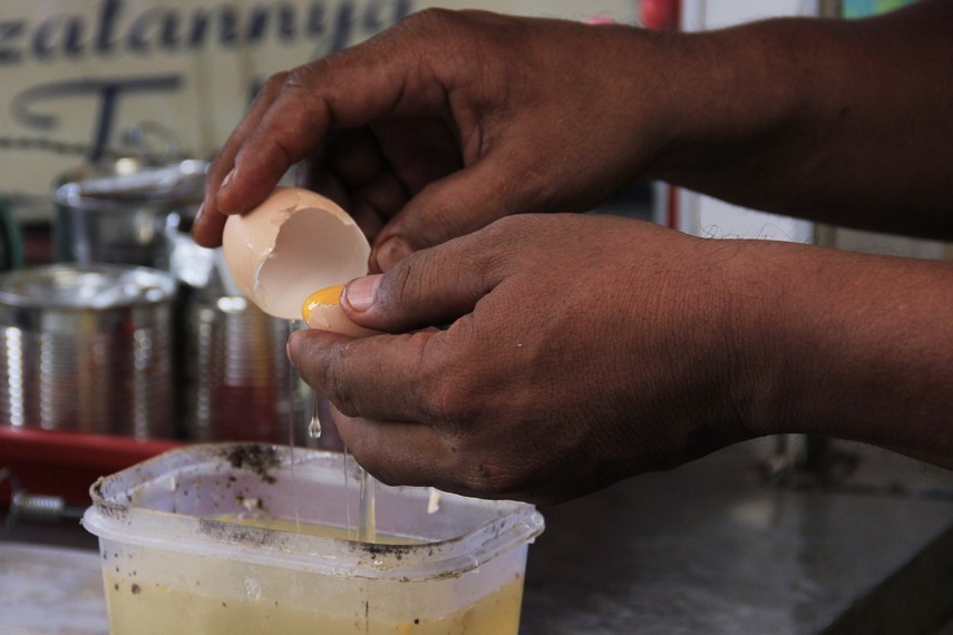 Satu yang membuat kopi talua unik adalah adanya campuran kuning telur dari telur ayam kampung