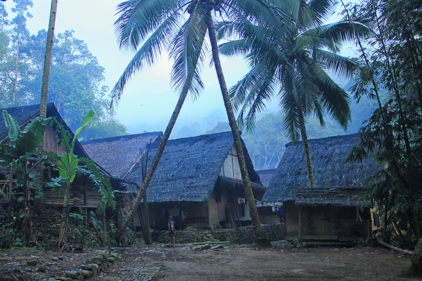 Rumah Sulah Nyanda Suku Baduy hidup di dalam rumah adat yang terbuat dari kayu dan bambu ini