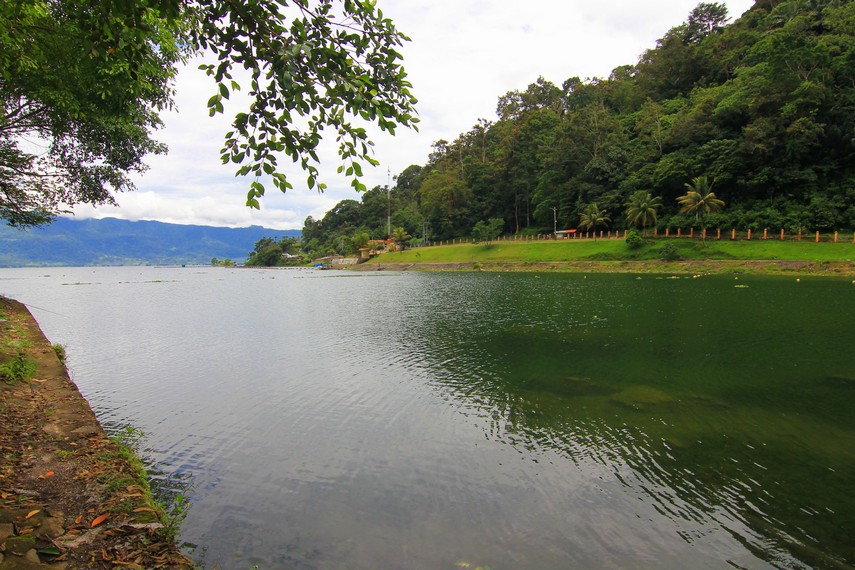 Danau ini terletak di ketinggian 460 meter mdpl, di tengah dataran tinggi Kabupaten Agam, Sumatera Barat