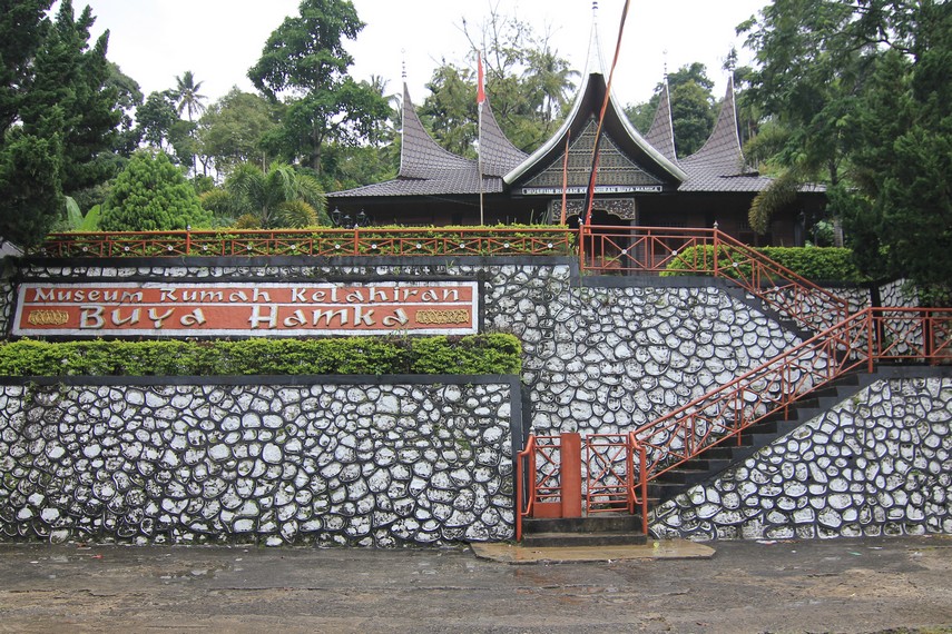 Rumah ini terletak di tepi Danau Maninjau, tepatnya Kampung Muaro Pauh, Kecamatan Tanjung Raya, Kabupaten Agam