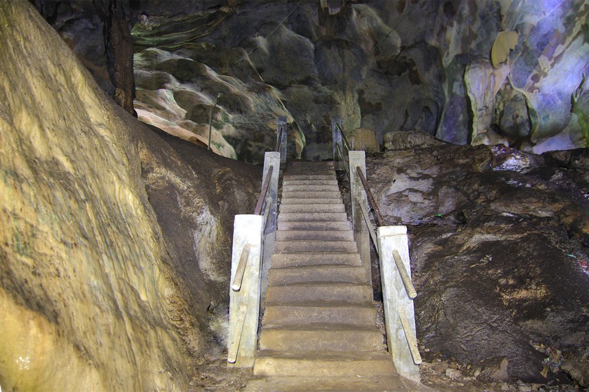 Jalan setapak di dalam gua tidak mendatar, tetapi berupa jalur menurun dan menanjak dengan banyak anak tangga
